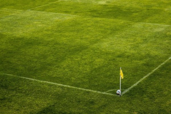 Cornervlag met voetbal op een voetbalveld