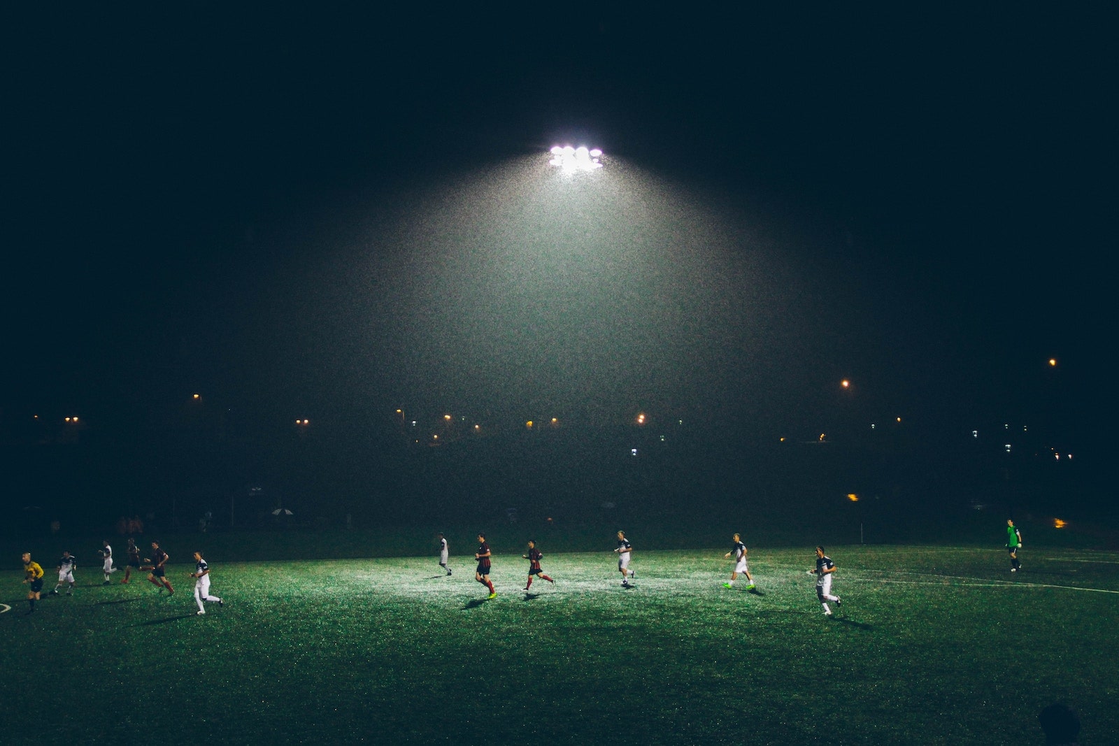 Voetbalwedstrijd in de avond