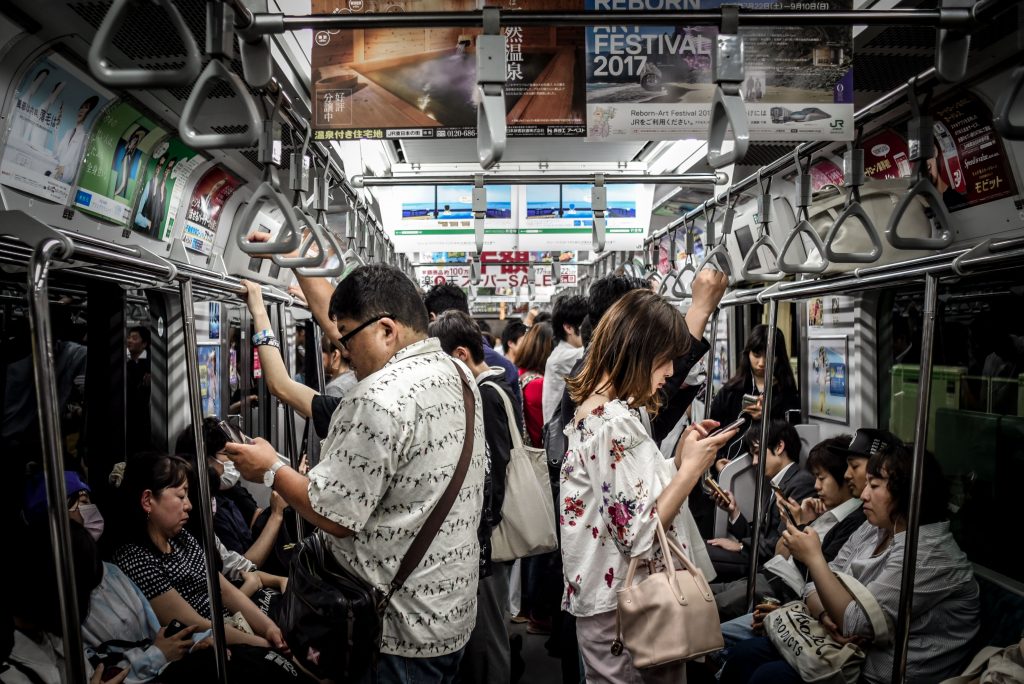 In het openbaar vervoer denkt niemand aan stoppen met social media