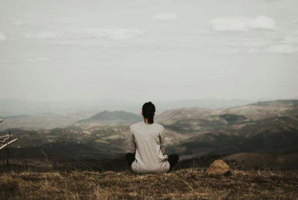 vrouw die mindfulness beoefend in de natuur